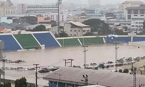 Sân U22 Việt Nam thi đấu SEA Games 33 chìm trong mưa lũ