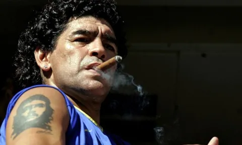 Rợn người những phút cuối đời của huyền thoại bóng đá Maradona: “Ngôi nhà kinh hoàng”, cơ thể sưng phồng, bị bỏ mặc tàn nhẫn