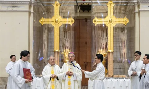 Thánh giá mạ vàng được làm phép, tháp chuông và tháp kẽm ở nhà thờ Đức Bà sẽ xong vào tháng 4-2026