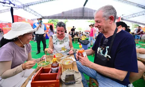 Ăn phở không thể thiếu tương ớt!