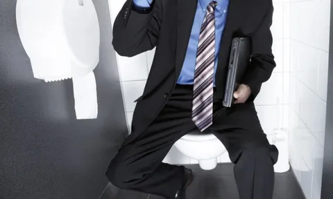 Đi vệ sinh 14 lần, có lần kéo dài 4 tiếng: Kỹ sư Trung Quốc bị sa thải, tòa tuyên “vượt xa nhu cầu thể chất”