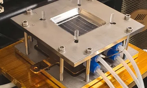 Phát minh "pin lỏng" có thể rung chuyển ngành điện mặt trời truyền thống toàn cầu