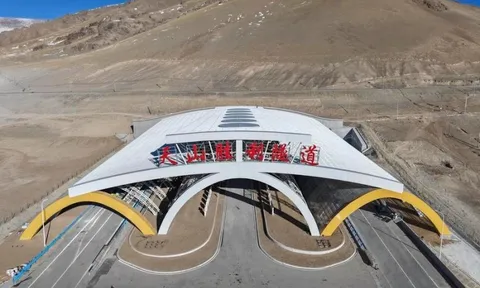 Khoan xuyên núi hơn 22 km, Trung Quốc sắp thông xe đường hầm cao tốc dài nhất thế giới