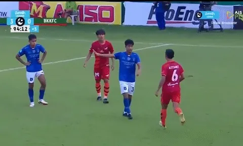 Từng dính bê bối đánh người, cầu thủ Thái Lan lại gây sốt sau SEA Games với hành động bất ngờ