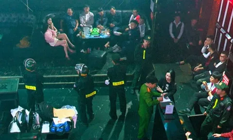 Đột kích 2 quán bar trong đêm, tạm giữ hình sự 12 đối tượng