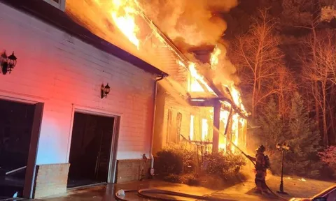 Nhà của huyền thoại thể thao bị nhấn chìm trong biển lửa kinh hoàng, cha qua đời, mẹ nguy kịch