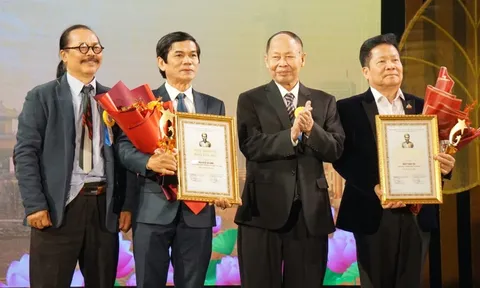 Họa sĩ Lê Sa Long và bộ tranh Thương lắm đồng bào tôi nhận giải Đào Tấn