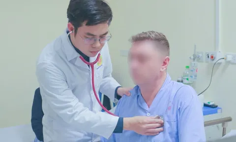 Người nước ngoài ngừng tim sau chơi pickleball, thoát cửa tử nhờ bác sĩ Việt