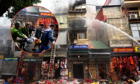 Hà Nội: Cháy lớn trên phố Hàng Mã ngày cuối năm, đôi nam nữ liều mình nhảy từ tầng cao thoát thân
