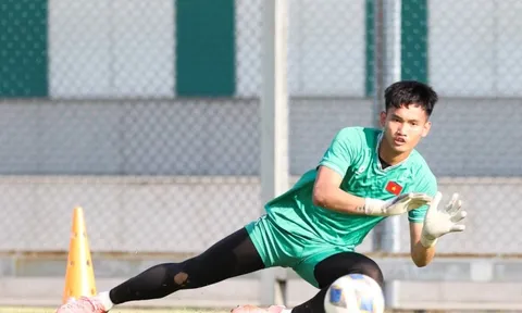 Thủ môn Phạm Đình Hải được HLV Kim Sang Sik 'chọn mặt gửi vàng' là ai?