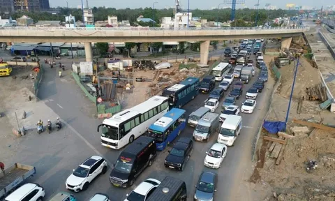 Nút giao An Phú, cửa ngõ phía Đông TPHCM... đông nghẹt trước kỳ nghỉ Tết Dương lịch