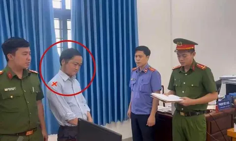 Lệnh bắt tạm giam công chức Phạm Viết Dực