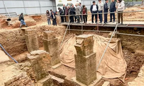 Đào đất, người dân phát hiện vật hình trụ dày 4m màu vàng lạ, chuyên gia xác nhận báu vật lớn nhất lịch sử