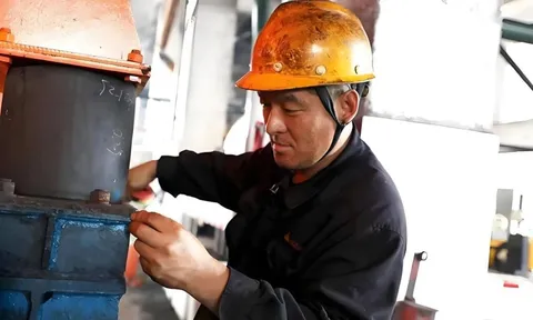 Lương 13 triệu nhưng công ty chuyển 4 tỷ đồng: Tài khoản bị phong tỏa, người đàn ông bị kiện