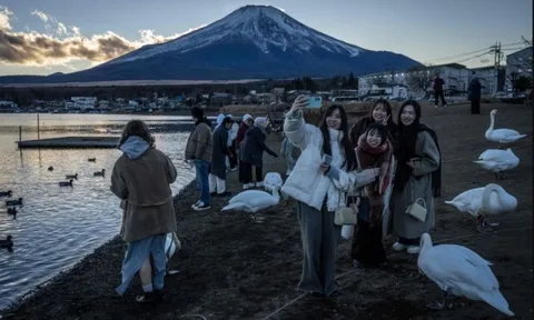 Buồn của Nhật Bản: Nguy cơ mất vị thế nền kinh tế lớn thứ 4 thế giới vào tay 1 quốc gia tỷ dân, chật vật giải hàng loạt bài toán hóc búa