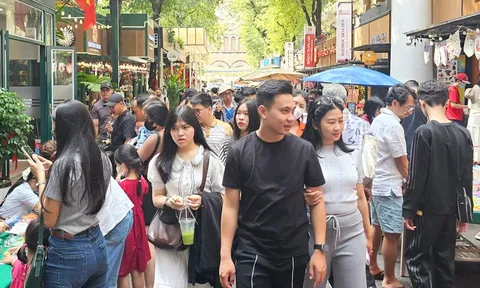Khách quốc tế, các tỉnh đổ về TP.HCM mua sắm dịp đầu năm 2026