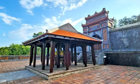 Ngôi nhà gỗ ‘lạ’ trước lăng mộ Hoàng thái hậu Từ Dụ