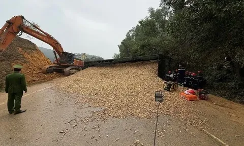 Xe đầu kéo lật đè ô tô con khiến 1 người tử vong