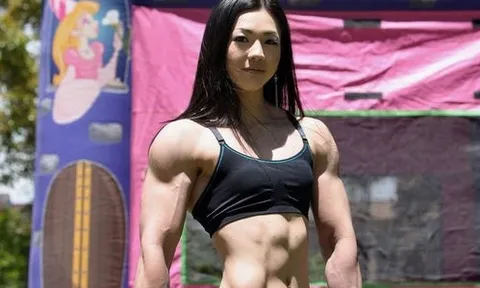 Mỹ nữ mặt xinh như búp bê nhưng nhìn cơ bắp thì ai cũng hoảng
