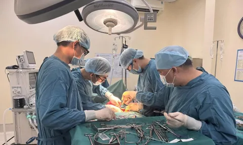 Người đàn ông nhập viện trong tình trạng tiểu ra máu tươi kéo dài