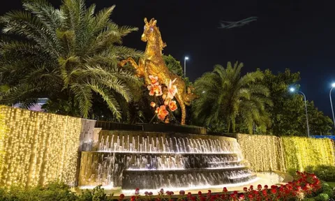 Ngựa Vàng khoe sắc đón xuân ở sân bay quốc tế Đà Nẵng