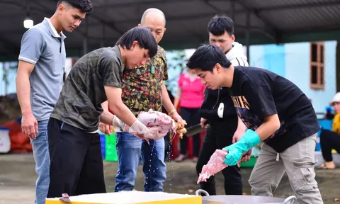 Nấu phở bằng cả tấm lòng gửi bà con vùng rốn lũ Hòa Thịnh