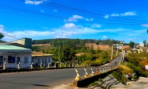 Gia Lai: Phát hiện bé gái sơ sinh bọc trong túi nilon ở cầu treo