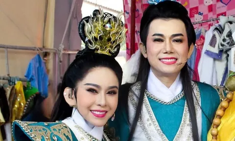 Bình Tinh hạnh phúc vì đầu năm đông nghẹt khán giả đến xem Đoàn Huỳnh Long diễn