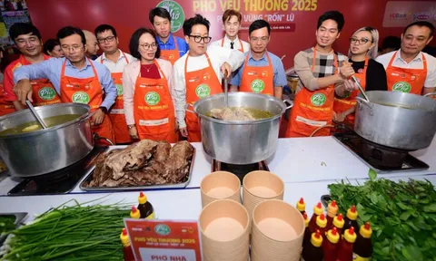 Phở yêu thương nổi lửa giữa vùng rốn lũ Hòa Thịnh