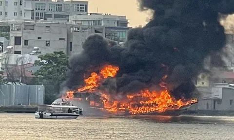 Chùm ảnh vụ cháy du thuyền trên sông Sài Gòn