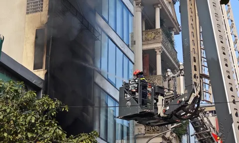 NÓNG: Cháy lớn tại căn nhà 7 tầng ở Hà Nội, chủ nhà hoảng loạn nhảy từ trên cao thoát thân
