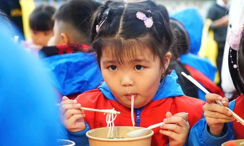 Trẻ em ở Hòa Thịnh hớn hở ăn phở nóng, ăn xong còn được nhận quà Phở yêu thương