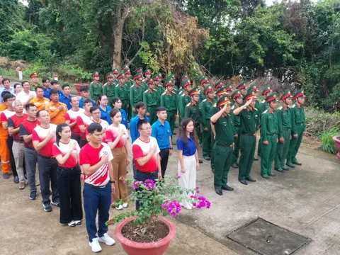 Tiền Phong Marathon 2025 và nghi thức thượng cờ đầy cảm xúc trên đảo tiền tiêu của Tổ quốc