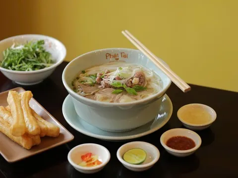 Doanh nhân du lịch 'đi bán phở' vị truyền thống