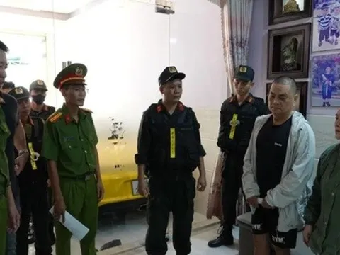 Khám xét nơi ở của nhóm cho vay, công an thu giữ lượng lớn tiền mặt, 8 sổ tiết kiệm 84 tỉ đồng