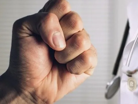 Nữ điều dưỡng bị người nhà bệnh nhân hành hung lúc nửa đêm