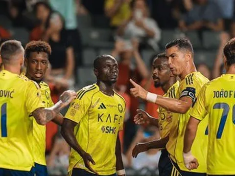 Đội của Ronaldo thắng 2-1, dù chỉ có 10 người trên sân