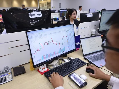 Chứng khoán giảm 42 điểm, bảng điện ngập sắc đỏ