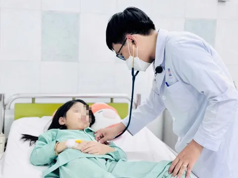 Ăn kẹo mang từ nước ngoài về, 2 chị em ngộ độc cần sa