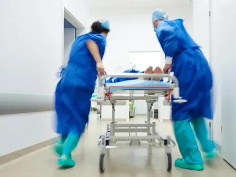 Người phụ nữ tử vong vì đột quỵ: Bác sĩ chỉ ra 1 sai lầm tai hại khi ăn canh