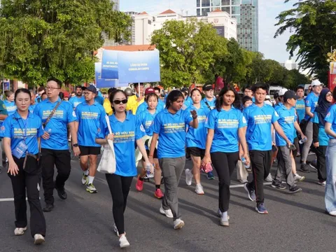 Người dân thành phố đi bộ chào mừng 80 năm ngành Ngoại giao Việt Nam