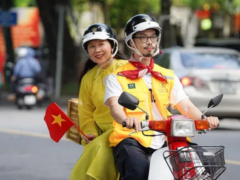 Độc lạ tour xe Độc lập khám phá Hà Nội trên xe Cub đỏ lừng lẫy một thời