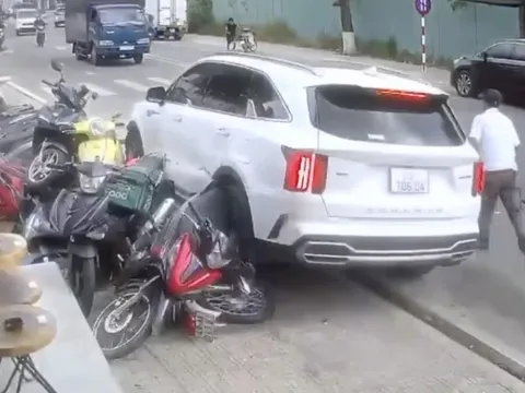 Camera ghi cảnh ô tô lấn làn, tông thẳng vào người dân và hàng loạt xe máy