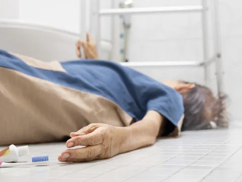 Người nhà phá cửa khi phát hiện người đàn ông đi vệ sinh hơn 1 giờ vẫn không thấy ra