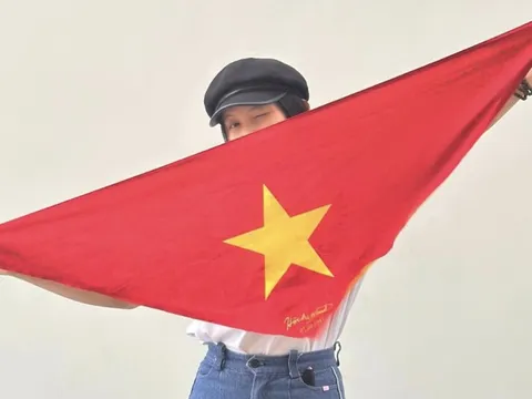 Một phụ kiện thời trang bất ngờ 'sốt hàng' trước thềm Quốc khánh 2-9