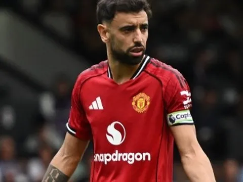 Bruno Fernandes sút phạt đền lên khán đài, Man Utd chưa biết thắng