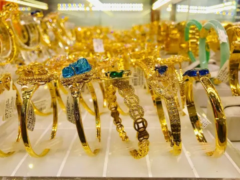 Sáng nay: Giá vàng miếng vọt lên sát mốc 127 triệu đồng/lượng, tiếp tục lập kỷ lục mới