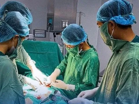Kì tích cứu sản phụ mang thai đôi 'mỗi thai một kiểu'