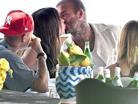 Beckham khoá môi Victoria tình tứ trước mặt tiểu thư Harper, 26 năm vẫn yêu như ngày đầu nhưng vẫn còn điều tiếc nuối này