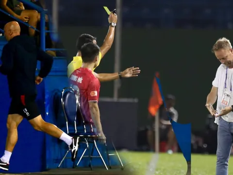 Trợ lý HLV đội Công an Hà Nội chạy khỏi sân, HLV Polking nhận thay thẻ vàng